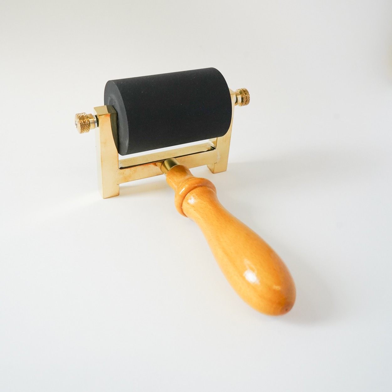 Lawrence Artist rubber roller, 7.5cm wide with a 50mm diameter, brass frame and beech handle
